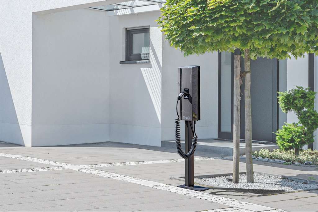 Compleo SOLO smart Wallbox auf Standfuß im Außenbereich
