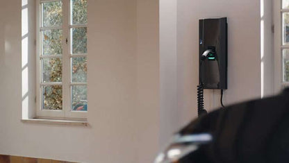 Wallbox 11 kW mit spiralisiertem Typ-2-Kabel und integrierten Sicherheitskomponenten