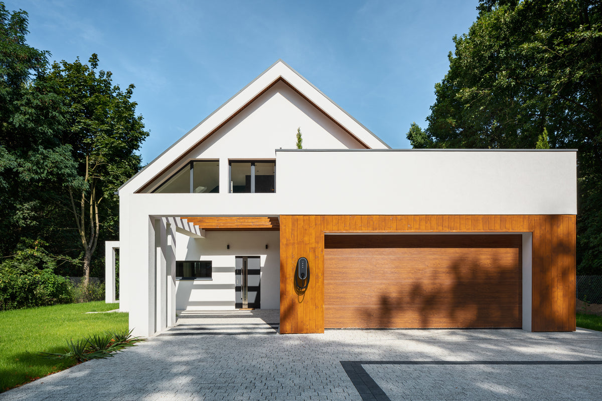 Einfamilienhaus mit Compleo eBOX Wallbox am Stellplatz