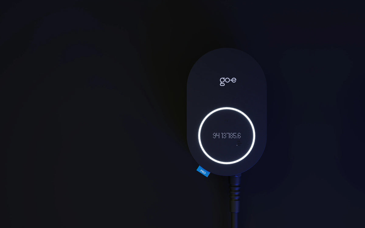 go-e Charger PRO Wallbox mit leuchtendem Display vor dunklem Hintergrund